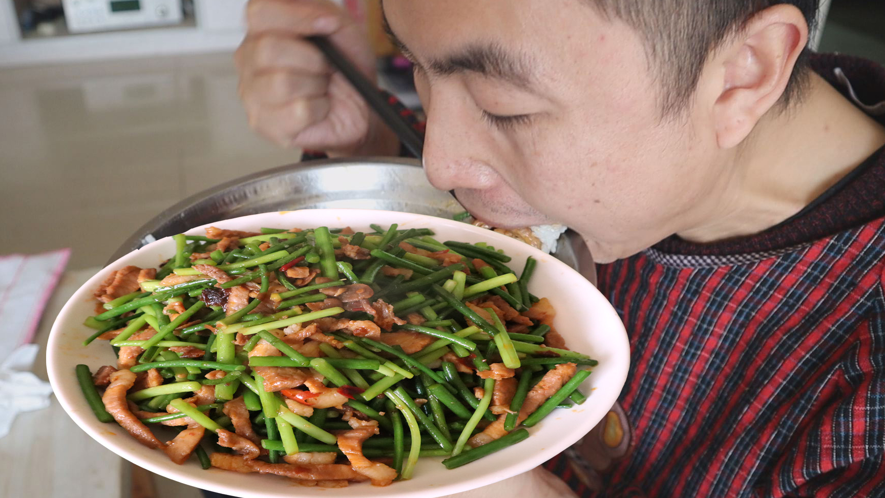 在地里打了新鲜蒜苔,用猪肉来炒,配上一盆米饭,下饭吃着真香